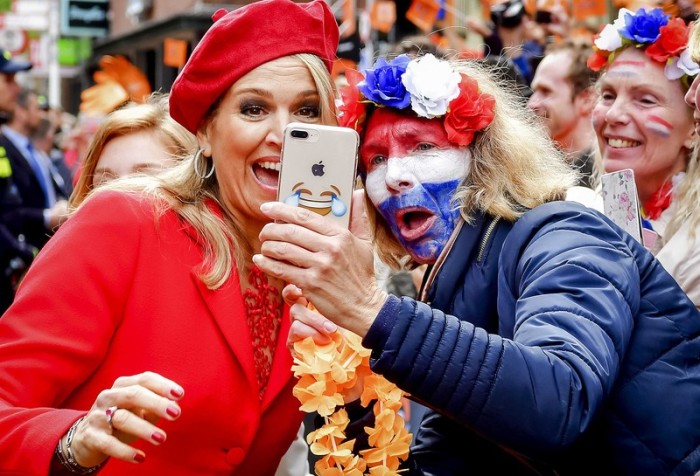Königin Máxima posiert für ein Selfie. Foto: epa/Robin Utrecht