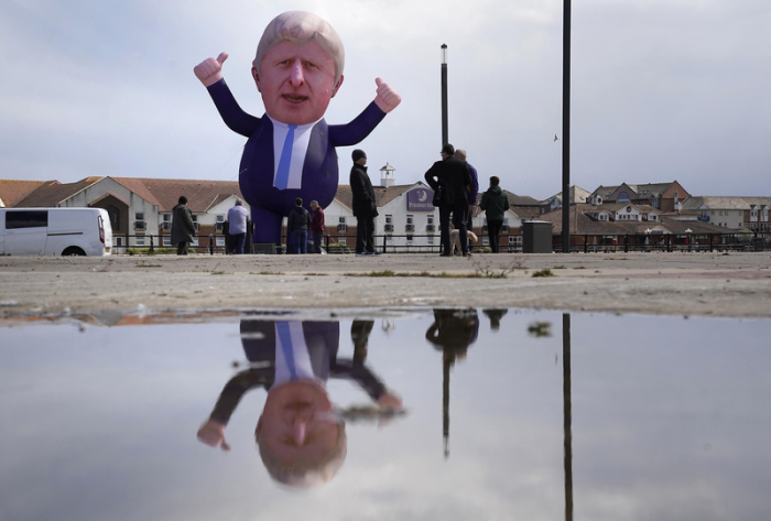 Eine über 9 Meter große aufblasbare Figur von Großbritanniens Premierminister Johnson wurde an der Anlegestelle Jackson aufgestellt, nachdem die konservative Kandidatin Mortimer die Nachwahlen zum Parlament in Hartlepo... Foto: Owen Humphreys/dpa