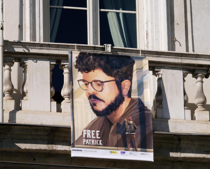 Transparente mit der Forderung nach Freilassung von Patrick Zaki, dem in Ägypten inhaftierten ägyptischen Studenten der Universität Bologna. Foto: epa/Alessandro Di Marco
