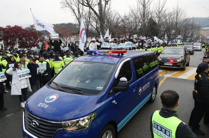 Ein Fahrzeug mit dem entmachteten ehemaligen südkoreanischen Präsidenten Park Geun-hye fährt in ein Gefangenenlager in der Nähe von Seoul ein. Archivfoto: epa/YONHAP