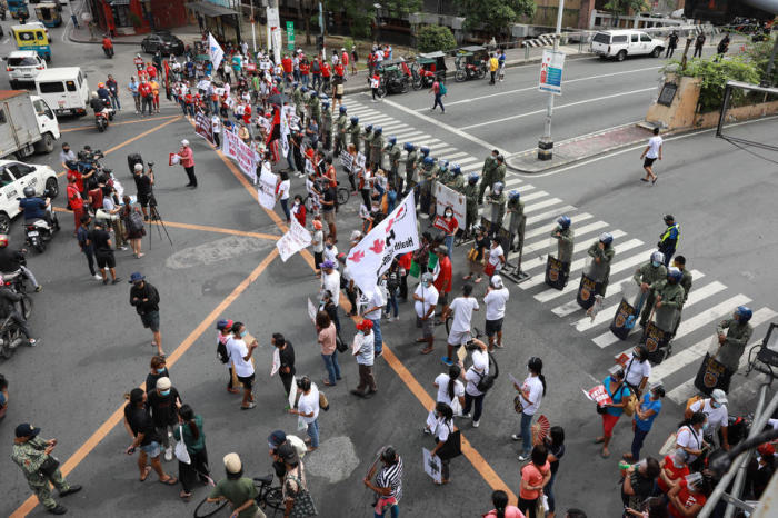 Ein Protest von Aktivisten in Manila. Foto: epa/Mark R. Cristino