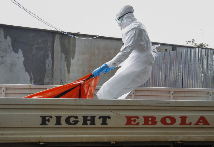 Ein Ebola-Opfer wird zur Verbrennung gebracht. Foto: epa/Ahmed Jallanzo