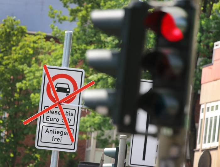 Ein Schild weist auf das Diesel-Fahrverbot in Hamburg hin. Foto: epa/Focke Strangmann
