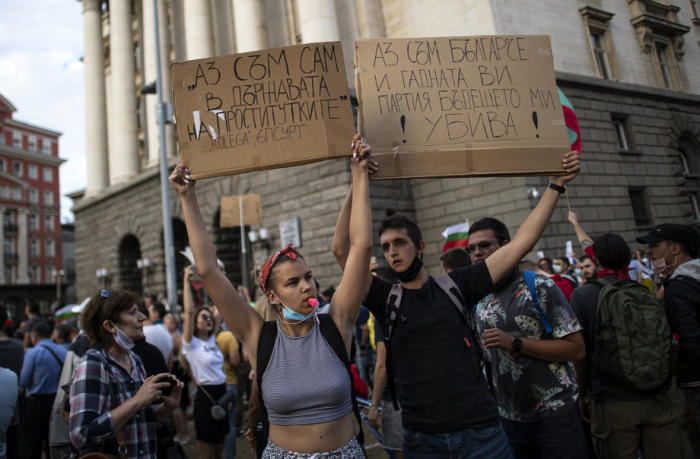 Jugendliche halten während eines regierungsfeindlichen Protests vor dem Ministerrat in Sofia Schilder mit der Aufschrift 