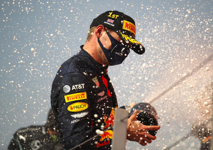 Der holländische Formel-1-Pilot Max Verstappen von Aston Martin Red Bull Racing feiert auf dem Podium. Foto: epa/Bryn Lennon