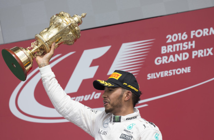 Lewis Hamilton ist in der WM-Wertung bis auf einen Punkt an Nico Rosberg herangerückt. Die beiden Mercedes-Piloten hat Sebastian Vettel längst aus den Augen verloren. Foto: epa/Valdrin Xhemaj