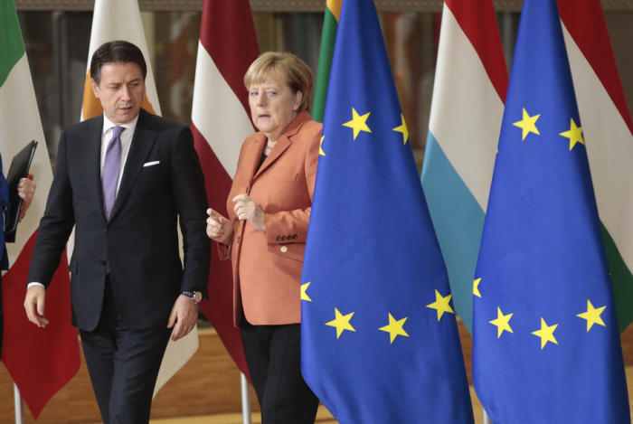 Bundeskanzlerin Angela Merkel (R) und der italienische Ministerpräsident Giuseppe Conte (L) bei einem Familienfoto während des Gipfels des Europäischen Rates in Brüssel. Foto: epa/Olivier Hoslet