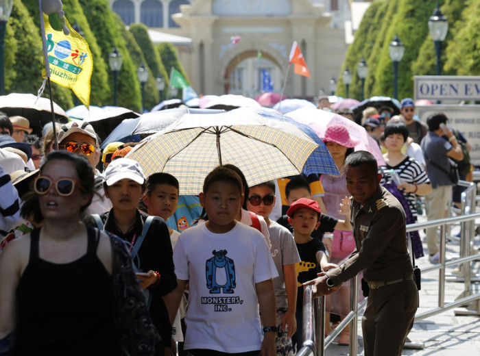 Chinesische Touristen im Großen Palast in Bangkok. Foto: epa/Narong Sangnak