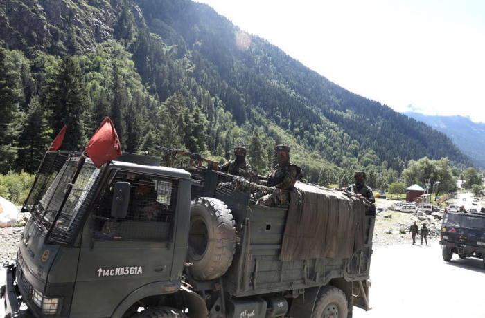 Indische Armeefahrzeuge bewegen sich entlang einer Autobahn, die nach Ladakh führt. Foto: epa/Farooq Khan