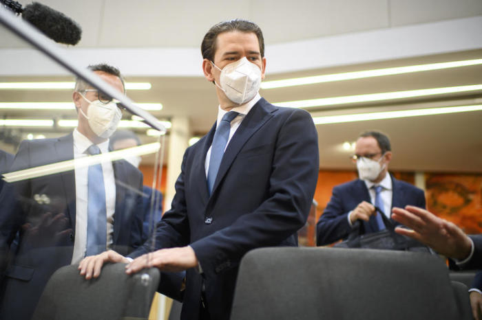 10 Der österreichische Ex-Kanzler Sebastian Kurz trägt einen Gesichtsschutz. Foto: epa/Christian Bruna