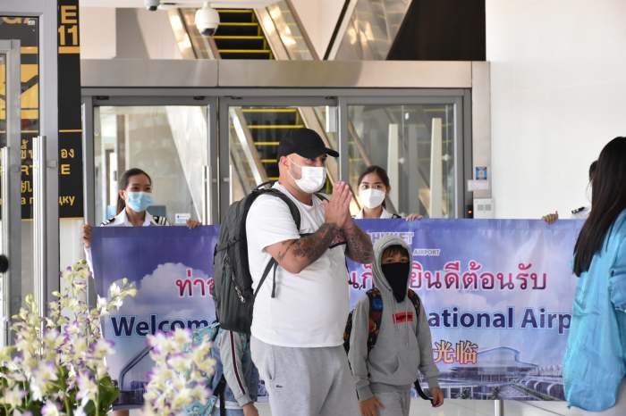 Zwei Sandbox-Touristen bei ihrer Ankunft auf dem Phuket International Airport. Foto: Tourism Authority Of Thailand