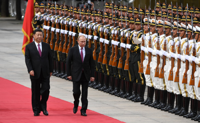 Russlands Präsident Wladimir Putin (M.) begutachtet eine chinesische Ehrengarde mit dem chinesischen Präsidenten Xi Jinping (l.). Foto: epa/Greg Baker