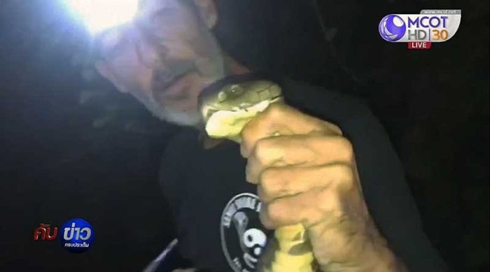 Ein Brite verblüfft mit seiner Technik, Schlangen zu fangen, die Einheimischen. Foto: TNA