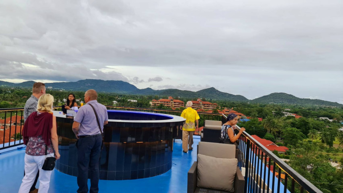 Die brandneue Sky Bar thront auf dem Dach der luxuriösen Altersresidenz Sunshine Hill‘s und gilt als Sundowner-Hotspot. Fotos: Sunshine International