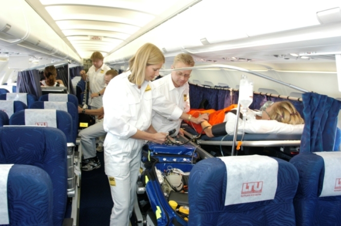Für den Kranken-Rücktransport in Passagiermaschinen werden Sitze ausgebaut, um die Patienten liegend zu transportieren. Fotos: ADAC