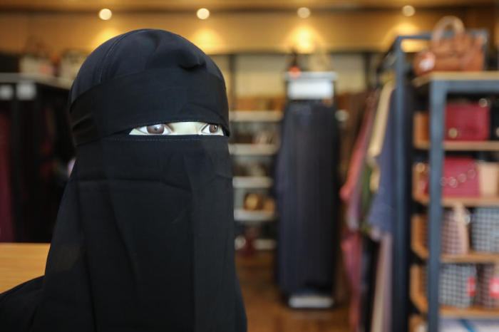 Ein Mannequin mit einer Burka ist in einem Bekleidungsgeschäft ausgestellt. Foto: epa/Chamila Karunarathne
