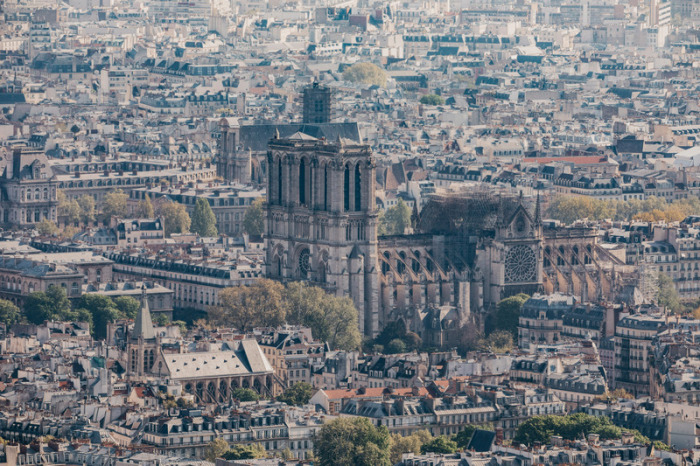 Blick auf die Pariser Kathedrale Notre-Dame von einer Aussichtsplattform. Das Feuer vom Montag hatte die Kathedrale - ein jährlich von Millionen Menschen besuchter Touristenmagnet - stark zerstört. Foto: Marcel Kusch/Dpa