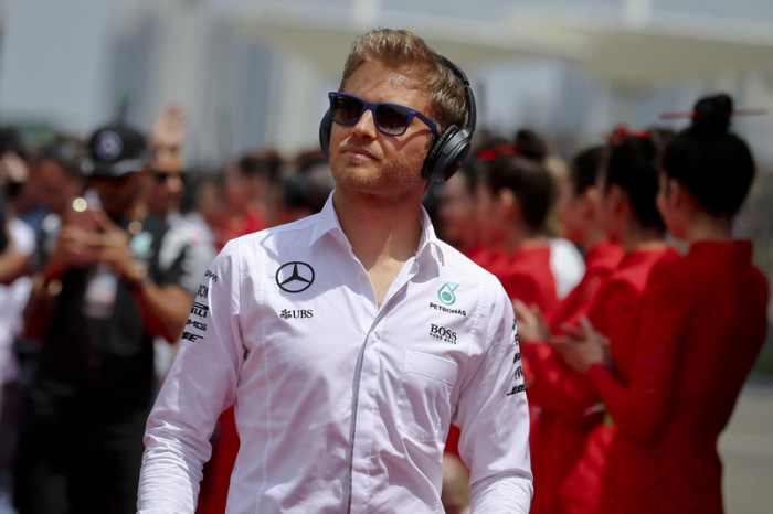 Nico Rosberg ist derzeit in der Formel 1 unschlagbar. Er sichert sich auch den Sieg in Shanghai. Weltmeister Lewis Hamilton muss Schadenbegrenzung betreiben. Sebastian Vettel gelingt als Zweiter der Sprung aufs Podium. Foto: epa/Diego Azubel