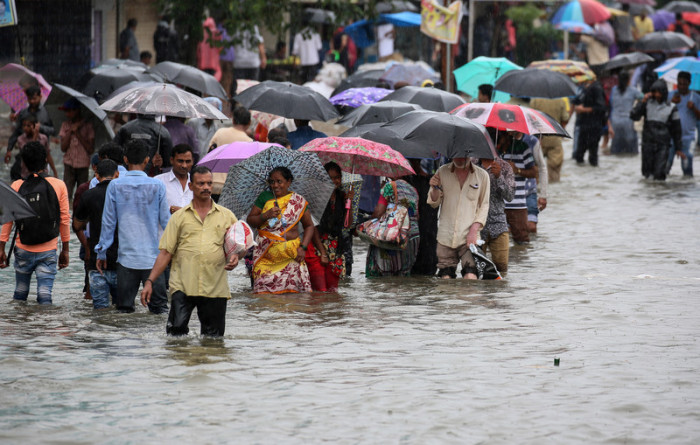 Überflutete Straßen in Nalasopara, Indien. Foto: epa/Divyakant Solanki