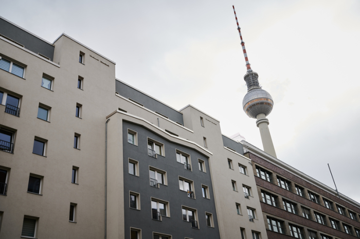 Der Fernsehturm ist in Sichtweite vieler Mietwohnungen. Das umstrittene Mietendeckel-Gesetz tritt am Sonntag in Berlin in Kraft. Foto: Annette Riedl/Dpa