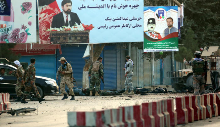 Afghanische Sicherheitsbeamte versammeln sich am Tatort eines Selbstmordattentats auf dem berühmten Platz in Kunduz. Foto: epa/Stringer