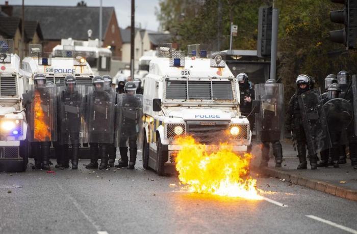 Im Westen von Belfast geraten nationalistische Jugendliche mit der Polizei aneinander. Foto: epa/Mark Marlow