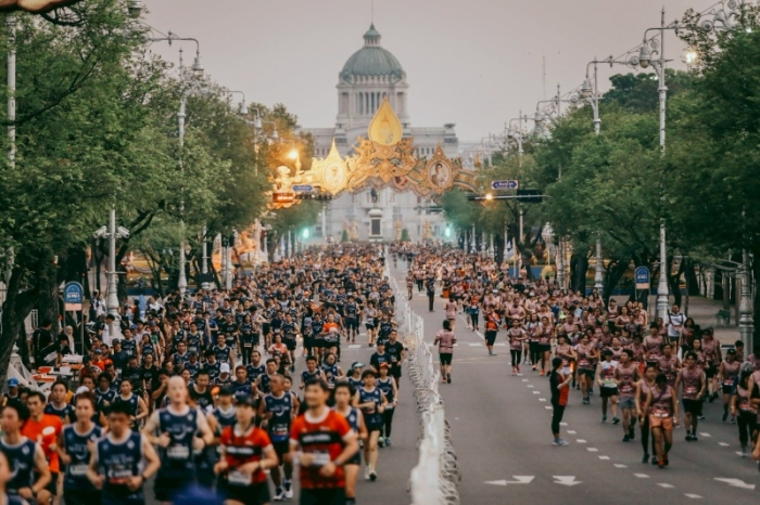 Läufer beim Start des Amazing Thailand Marathon in Bangkok auf dem Weg Richtung Königspalast. Tausende Teilnehmer sorgen für eindrucksvolle Atmosphäre. Foto: Amazingthailandmarathon.com