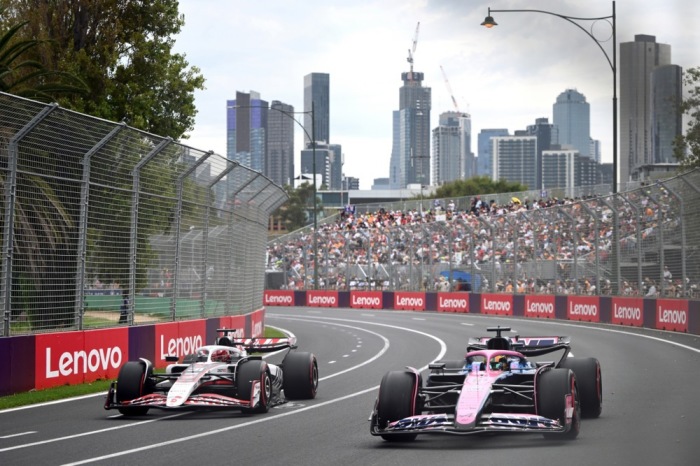 Formel-1-Boliden im Einsatz auf dem Albert Park Circuit in Melbourne beim Auftakt der neuen Saison in Australien. Archivfoto: epa/Joel Carrett