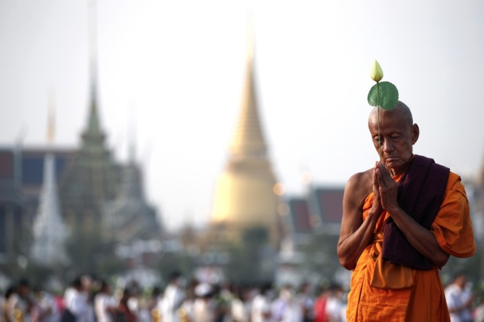 Ein buddhistischer Mönch trägt eine Lotusblume bei einer Prozession zum Makha-Bucha-Tag auf dem Sanam Luang in Bangkok. Foto: epa/Rungroj Yongrit 
