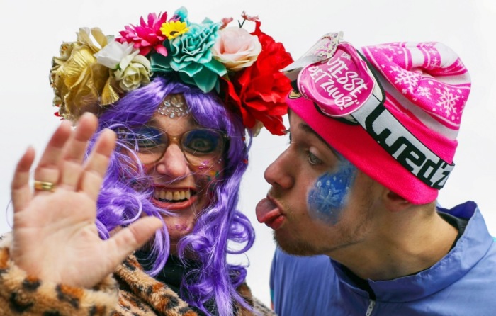 Verkleidete Feiernde nehmen an den Straßenkarnevalsfeiern zur Weiberfastnacht in Köln teil, die den Auftakt des rheinischen Straßenkarnevals markieren. Foto: epa/Christopher Neundorf