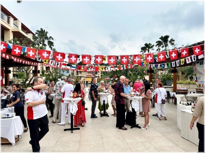 Schweizer Flaggen, festliche Stimmung und gute Gespräche bei der 1. August-Feier im Mövenpick Phuket. Bild: SSP