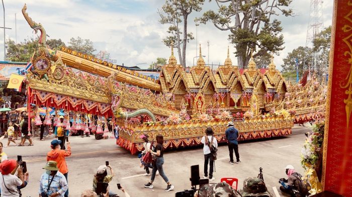 Ein kunstvoll gestalteter Festwagen zieht beim Bun-Bang-Fai-Festival durch die Straßen von Phanom Phrai und zeigt die aufwendige Handwerkskunst der Isaan-Region. Foto: Tourism Authority Of Thailand
