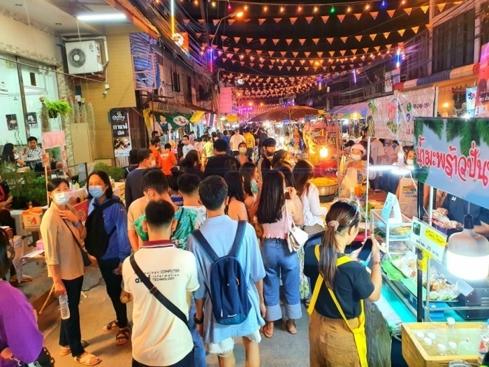 Die Naklua Walking Street bietet lokale Küche, frische Meeresfrüchte und Kultur in der historischen Fischer-Community Nakluas. Bild: Jahner