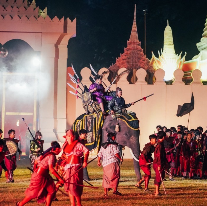 Darstellung des historischen Elefantenduells als Teil der abendlichen Licht- und Toninszenierung am Don-Chedi-Denkmal. Fotos: Tourism Authority of Thailand