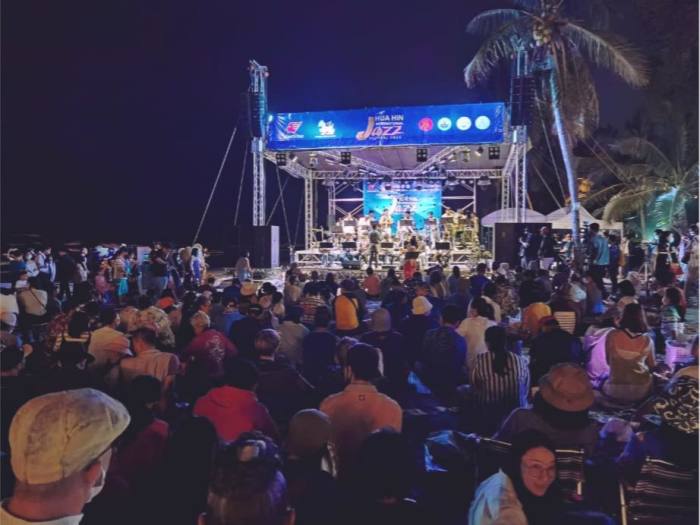 Das „Hua Hin International Jazz Festival 2025“ verwandelt am 19. und 20. Dezember den Strand von Hua Hin in eine offene Konzertbühne: Auf zwei Bühnen treten internationale Jazzgrößen und bekannte thailändische Künstler auf. Foto: Huahinjazz