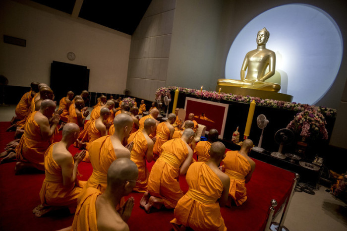 Thai und ausländische Gläubige werden anlässlich der buddhistischen Fastenzeit zu Mönchen geweiht. Foto: epa/DIEGO AZUBEL