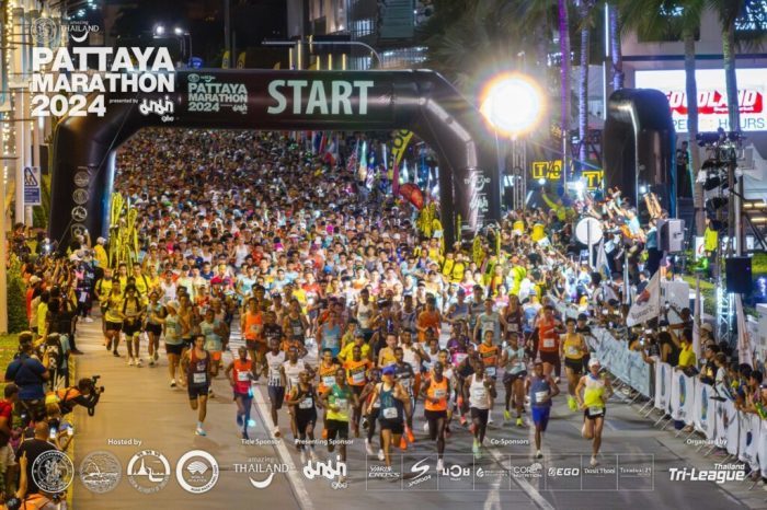 Tausende Läufer starten beim Pattaya Marathon vor dem Terminal 21 in Naklua. Der nächtliche Massenstart markiert den Auftakt zum größten Laufevent der Region.