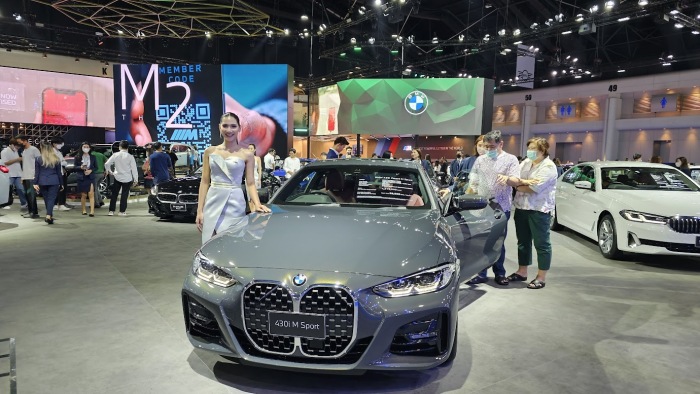 Die Motor Show 2024 in Bangkok präsentiert die neuesten Automodelle und Elektrofahrzeuge, umrahmt von der Eleganz und Anziehungskraft der Messe-Hostessen. Foto: Rüegsegger