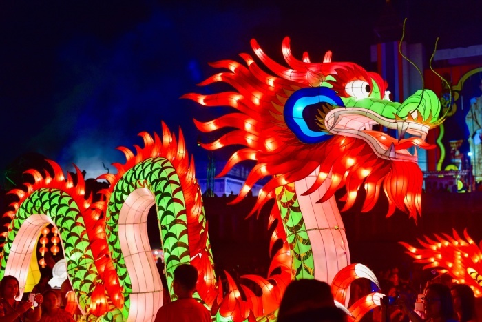 Leuchtende Drachenfigur beim Pak Nam Pho Chinese New Year Festival in Nakhon Sawan, das 2026 sein 110-jähriges Bestehen feiert und zu den bedeutendsten chinesischen Neujahrsfesten Thailands zählt. Bild: panithi33/Adobe Stock