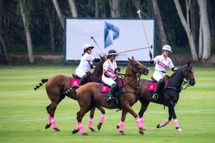 Internationale Spielerinnen treten beim Queen’s Cup Pink Polo zu einem Damen-Polo-Match in Pattaya an. Bild: B.Grimm.