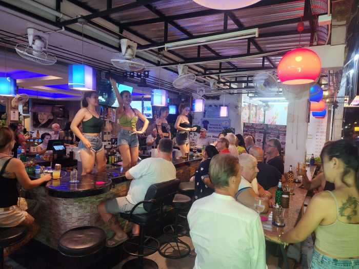 Die Blue Marlin Bar in Nakluas Soi Wongamat ist für ihre ausgelassenen Partys wohlbekannt. Foto: Blue Marlin Bar