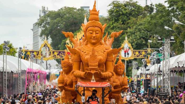 Kunstvoll gestaltete Wachsskulpturen prägen seit 125 Jahren das Kerzenfestival in Ubon Ratchathani. Bild: TAT
