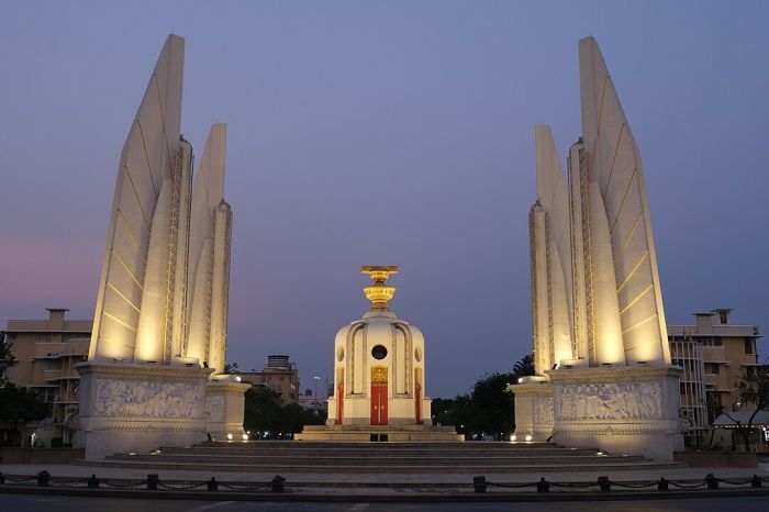 Das Denkmal für die Demokratie in Bangkok, Thailand. Wie am Abend im Jahr 2023 gesehen. Foto: Wikipedia