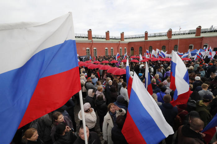 Die Teilnehmer einer Kundgebung zur Unterstützung des Beitritts der Donbass-Region zur Russischen Föderation in der Peter-und-Paul-Festung in St. Petersburg. Foto: epa/Anatoli Malzew