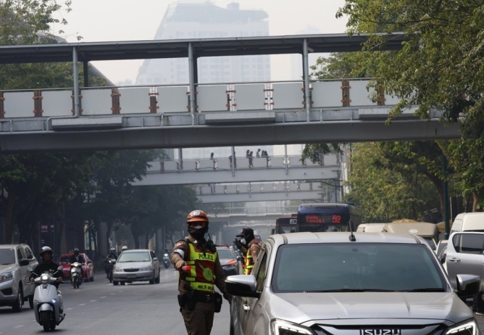 Verkehrskontrolle in Bangkok: Wer offene Bußgelder nicht bezahlt, erhält die Steuerplakette künftig erst nach Begleichung der Forderungen. Foto: epa/Narong Sangnak