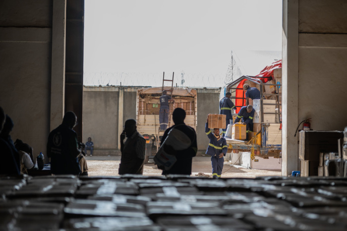 Menschen arbeiten im Lager des Welternährungsprogramms in Bunia, wo Hilfsgüter für die Ebola-Bekämpfung bereitgestellt werden. Foto: dpa/Moses Sawasawa Via Ap