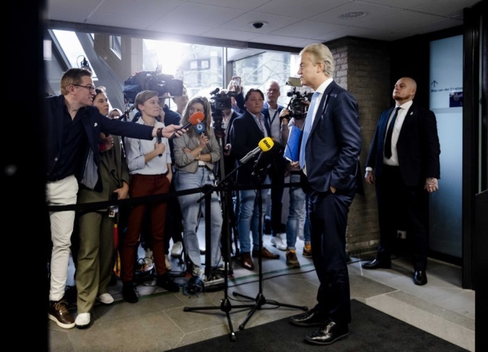 Eintreffen von Geert Wilders von der PVV zu einer neuen Gesprächsrunde mit dem Leiter der Koalitionsgespräche, Kim Putters, in Den Haag. Foto: epa/Sem Van Der Wal