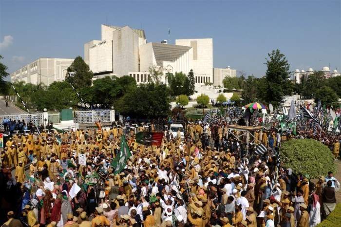Anhänger der pakistanischen Regierungskoalition protestieren gegen den Obersten Gerichtshof. Foto: epa/Sohail Shahzad