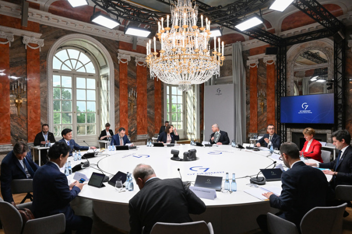 Die G7 Agrarminister treffen sich dem Agrarminister der Ukraine in einem Konferenzraum im Schloss Hohenheim. Foto: Bernd Weißbrod/dpa