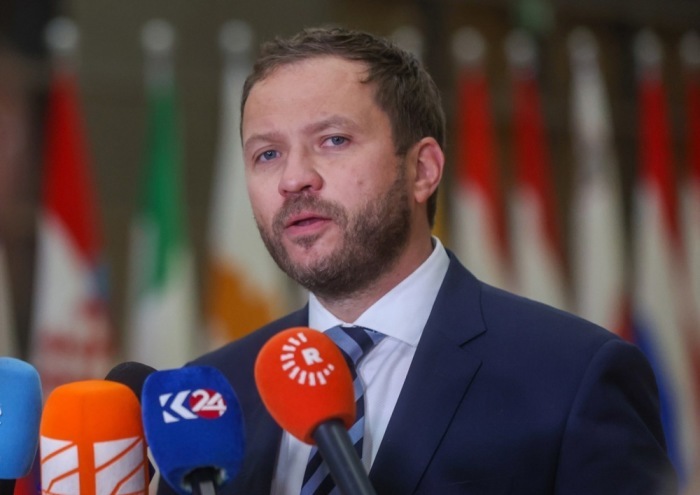 Estlands Außenminister Margus Tsahkna spricht vor Beginn des EU-Außenministerrats in Brüssel mit Medienvertretern. Foto: epa/Olivier Hoslet